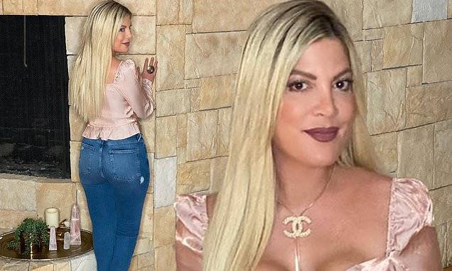Tori Spelling poses in Khloe Kardashian's jeans as she shows off the living room - dailymail.co.uk - Usa - state California - county Hill