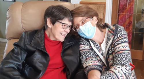 80-year-old celebrated by Edmonton hospital staff after battling COVID-19, pneumonia - globalnews.ca