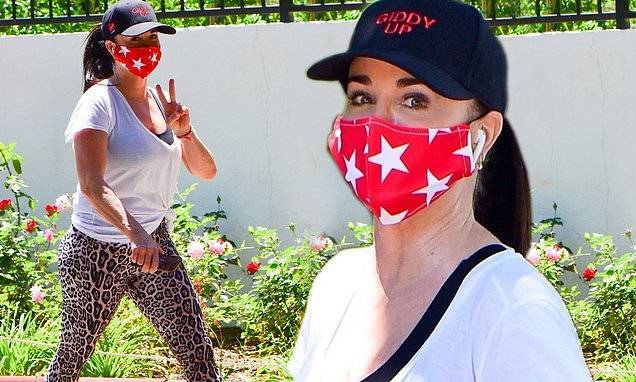 Kyle Richards - RHOBH's Kyle Richards flaunts her athletic physique in form-fitting leopard leggings - dailymail.co.uk