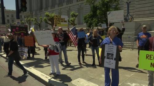 Coronavirus outbreak: Protesters in California demand end to COVID-19 lockdown - globalnews.ca - state California - city Sacramento - county Huntington