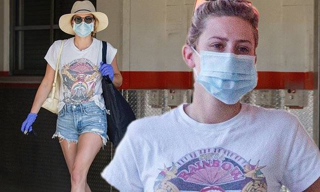 Lili Reinhart - Riverdale's Lili Reinhart wears surgical mask and distressed Daisy Dukes to go house-hunting in LA - dailymail.co.uk - Los Angeles - city Los Angeles - state Ohio
