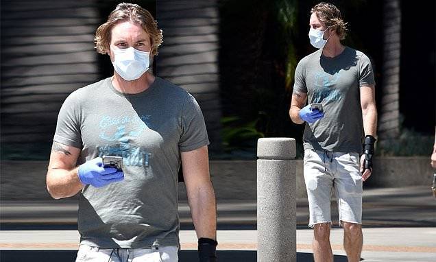 Dax Shepard - Los Angelesthe - Dax Shepard looks casual as he sports a wrist brace after performing a medical procedure on himself - dailymail.co.uk - Los Angeles