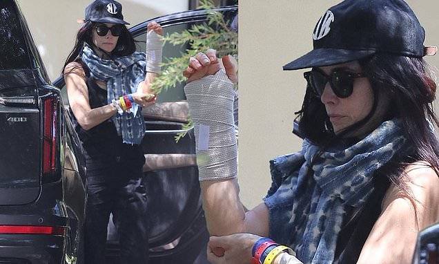 Abigail Spencer - Abigail Spencer returns from surgery...after accidentally breaking her wrist doing a back handspring - dailymail.co.uk - Los Angeles - city Los Angeles