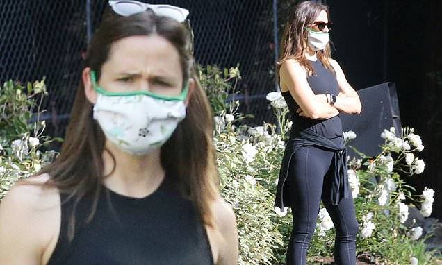 Jennifer Garner keeps her mask on as she steps out for a breath of fresh air and a walk in sunny LA - dailymail.co.uk - Los Angeles - city Los Angeles