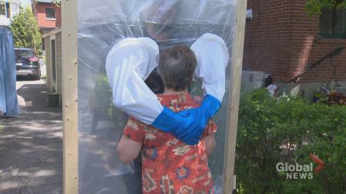 Coronavirus: Montreal man builds hugging station to hold his parents - globalnews.ca