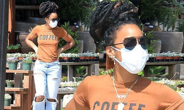 Kelly Rowland - Kelly Rowland rocks a casual T-shirt as she shops for houseplants to brighten her home quarantine - dailymail.co.uk - Los Angeles - city Los Angeles