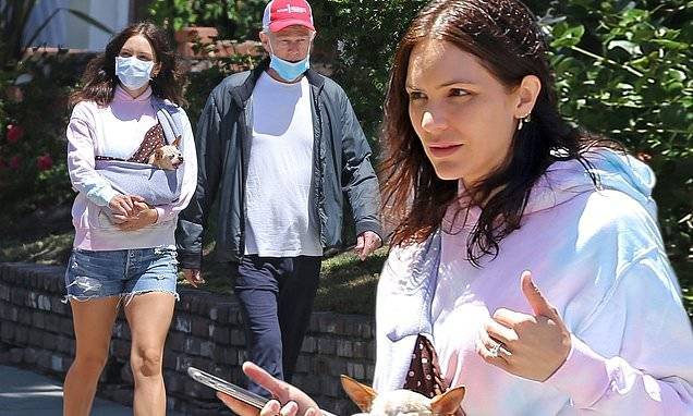 prince Harry - Katharine Macphee - David Foster - Katharine McPhee and David Foster enjoy casual stroll together in LA - dailymail.co.uk - Britain