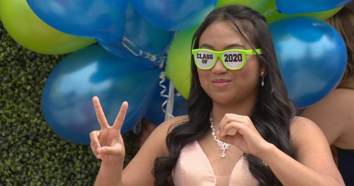 Coronavirus: Calgary class of 2020 celebrates physically distanced graduation in backyard - globalnews.ca