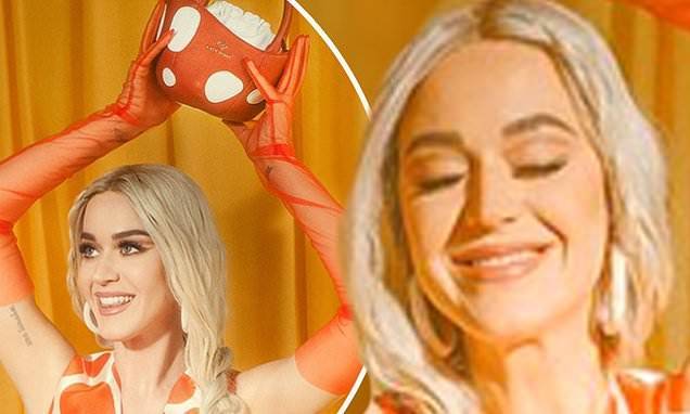 Katy Perry - Katy Perry promotes her mushroom purses on Instagram as she whiles away time in coronavirus lockdown - dailymail.co.uk - Usa