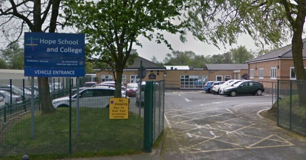 Boris Johnson - Three members of staff at school in Wigan test positive for COVID-19 - manchestereveningnews.co.uk - Britain