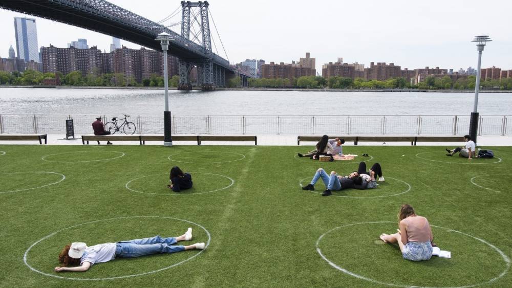 Social distancing circles installed in New York park - rte.ie - New York - city New York - city Brooklyn - county Williamsburg