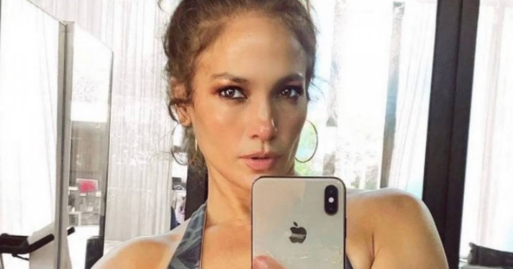 Jennifer Lopez - Jennifer Lopez fans panic after spotting 'masked man' in background of her selfie - dailystar.co.uk