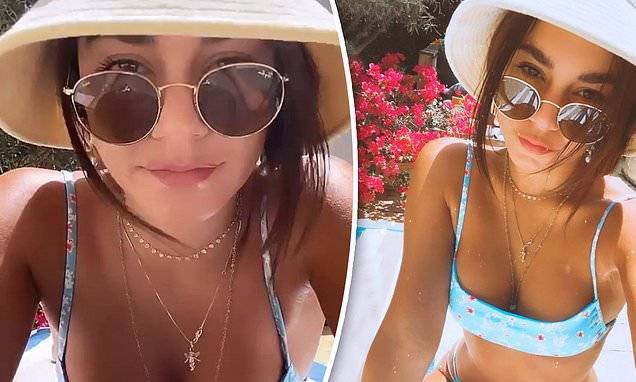 Vanessa Hudgens - Vanessa Hudgens shows off her toned figure in a baby blue bikini while enjoying a pool day - dailymail.co.uk - Los Angeles