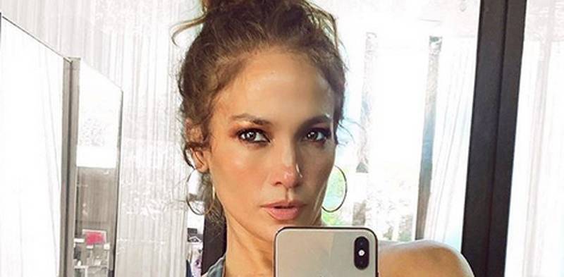Jennifer Lopez - Fans Noticed Something Unusual in the Background of Jennifer Lopez's Gym Selfie - justjared.com