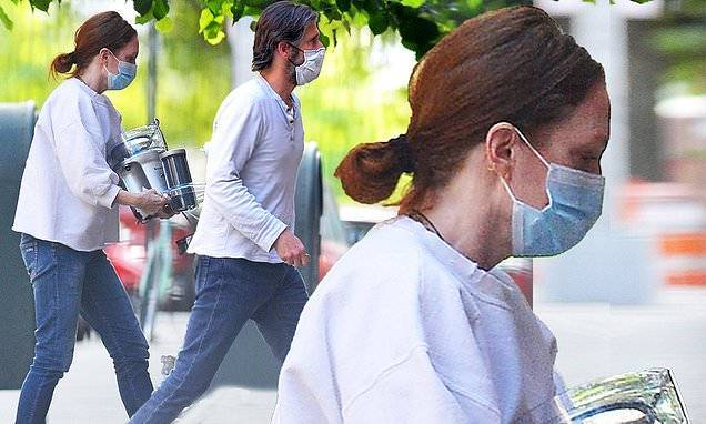 Julianne Moore - Julianne Moore twins with husband Bart Freundlich as they return back to NYC from The Hamptons - dailymail.co.uk - city New York