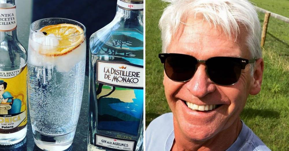 Holly Willoughby - Phillip Schofield - Phillip Schofield drinks a gin and tonic while out for a run in the sun in ultimate lockdown workout - ok.co.uk