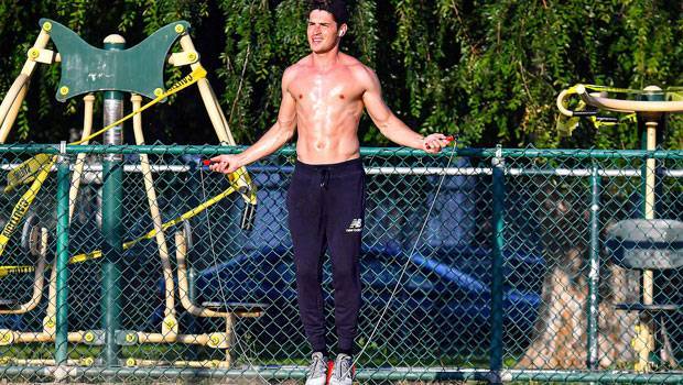 Gregg Sulkin - Gregg Sulkin Shows Off Impressive Abs During Shirtless Work Out: See Pics, Plus More Hunks Getting Fit - hollywoodlife.com - Britain - Los Angeles - city Los Angeles