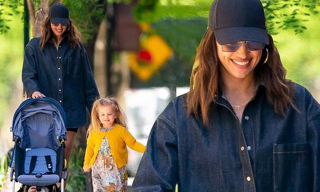 Last Friday - Irina Shayk - Irina Shayk beams in bicycle shorts during mask-free stroll with her daughter Lea De Seine in NYC - dailymail.co.uk - New York - Russia - county Andrew - county Lea