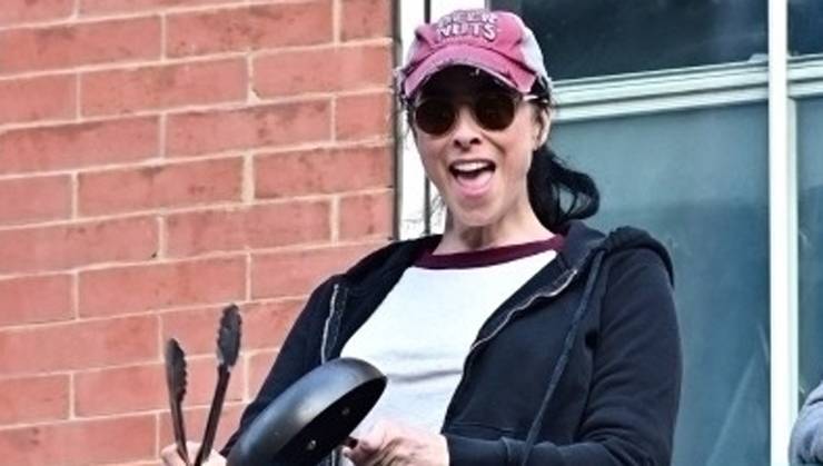Annie Segal - Sarah Silverman Continues Her Nightly Routine of Cheering On Essential Workers! - justjared.com - city New York