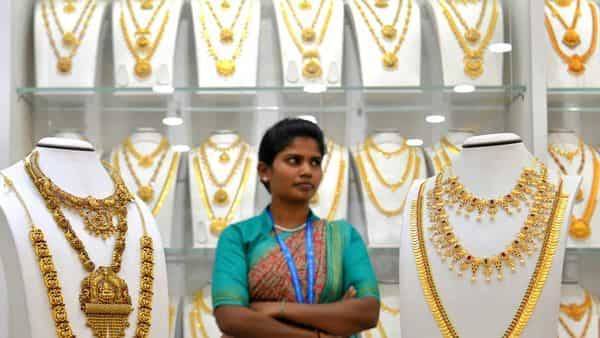 Gold prices today fall for first time in 3 days, silver slumps - livemint.com - China - Usa - India