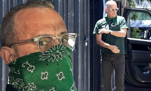 Tom Hanks - Forrest Gump - Tom Hanks covers his face with a green bandana as he ventures out in LA - dailymail.co.uk - Los Angeles - city Los Angeles