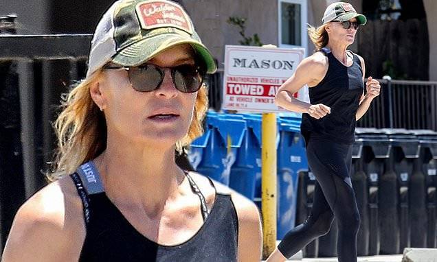 Robin Wright - Robin Wright keeps a low profile as she slips on her activewear for a solo run around Santa Monica - dailymail.co.uk - Los Angeles - city Santa Monica