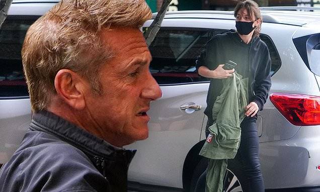 Sean Penn - Leila George - Sean Penn, 59, and Leila George, 28, step out with face masks to do some grocery shopping - dailymail.co.uk