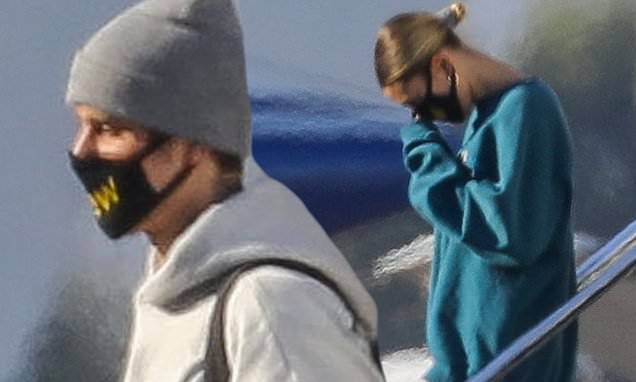 Justin Bieber - Justin Bieber touches down in Los Angeles with Hailey after enjoying a loved up lockdown in Canada - dailymail.co.uk - Los Angeles - Canada - city Los Angeles