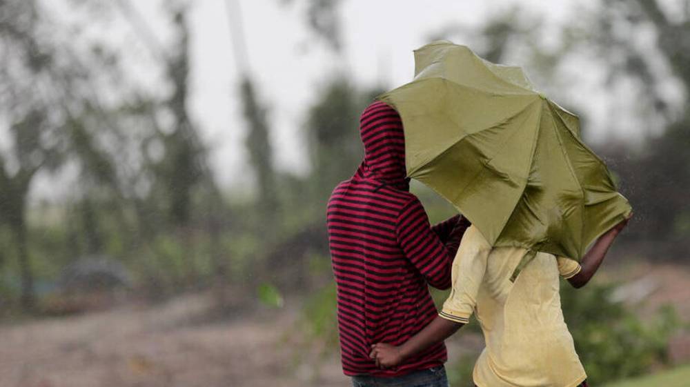 At least 22 dead as cyclone hits Bangladesh and India - rte.ie - India - Bangladesh