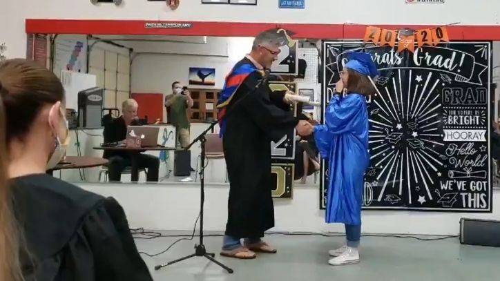 Phoenix teacher fulfills graduation promise to student who lost both parents - fox29.com - city Phoenix