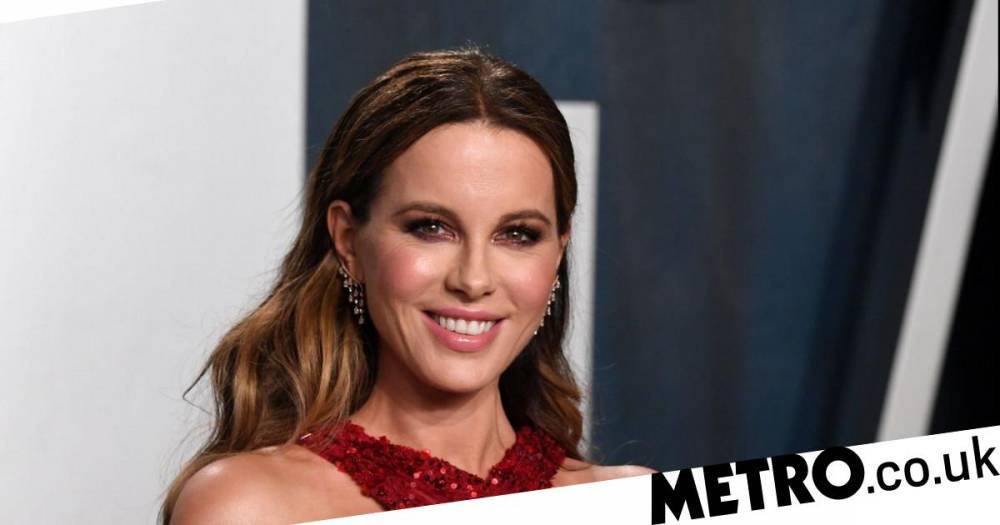Kate Beckinsale - Kate Beckinsale publicly shames cat Willow for pooing on the sofa - metro.co.uk