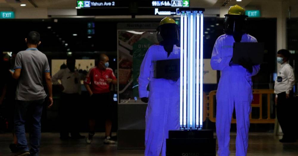 Coronavirus-fighting robots disinfect shopping centre by blasting surfaces with UV light - mirror.co.uk - Singapore