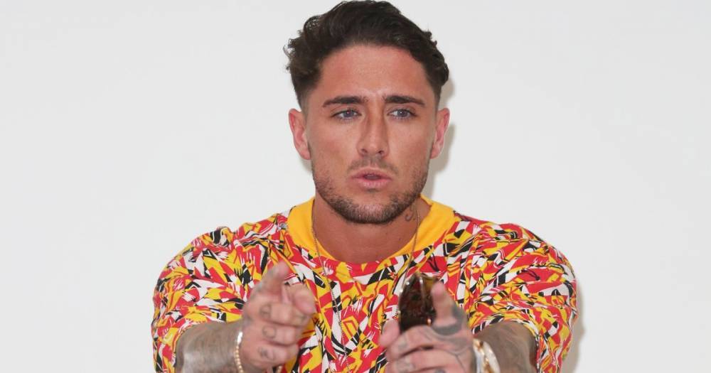 Stephen Bear surrounded by police as he accuses girlfriend of cheating in angry rant - mirror.co.uk