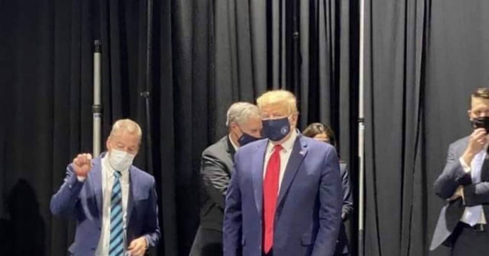 Donald Trump - Gretchen Whitmer - Donald Trump finally spotted wearing a face mask - but only for a short time - mirror.co.uk - Usa - state Michigan