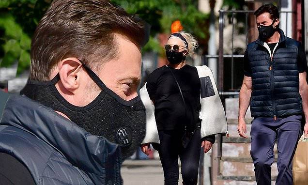 Deborra-Lee Furness - Hugh Jackman shows off musclebound arms as he strolls with wife Deborra-Lee Furness - dailymail.co.uk - New York - city New York