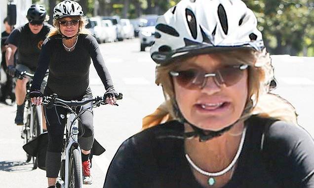 Goldie Hawn - Kurt Russell - Goldie Hawn is a bundle of smiles on bike ride with Kurt Russell after launching Laughing Challenge - dailymail.co.uk - Los Angeles - city Los Angeles