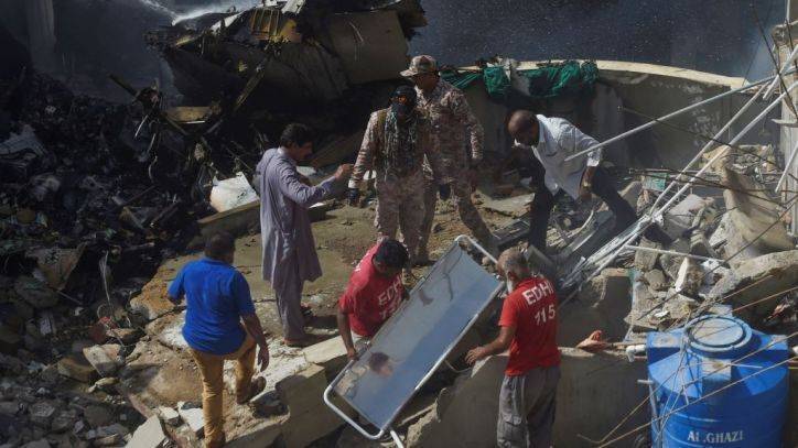Mayor: Pakistan plane crashes near Karachi, all 107 killed - fox29.com - Pakistan - city Lahore - city Karachi, Pakistan