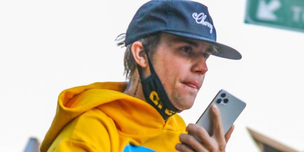 Justin Bieber Chats on the Phone During a Bike Ride Amid Quarantine - justjared.com - city Beverly Hills