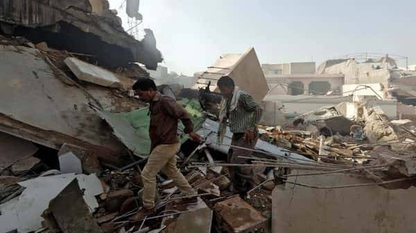 At least 66 dead as Pakistan plane crashes in residential area in Karachi - livemint.com - Pakistan - city Lahore - city Karachi