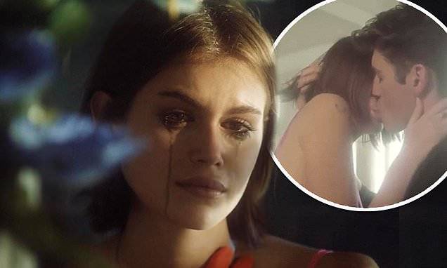 Kaia Gerber - Cara Delevingne - Rainey Qualley - Gregg Sulkin - Kaia Gerber locks lips with actor Gregg Sulkin in tearful music video directed by Cara Delevingne - dailymail.co.uk - Britain - county Gregg