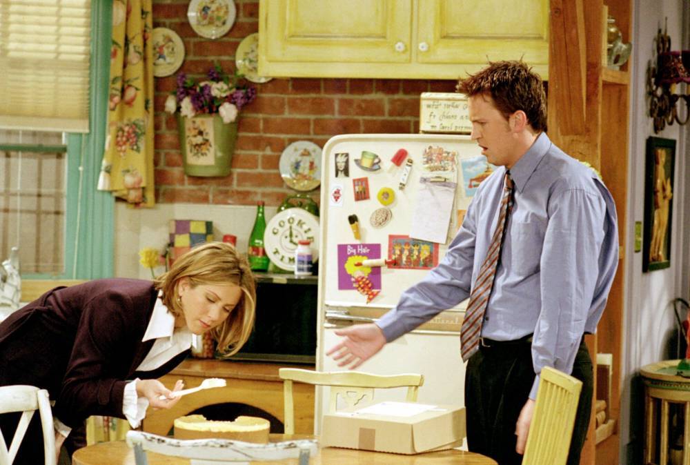Jennifer Aniston - Monica Geller - Matthew Perry - Lisa Kudrow - An Official ‘Friends’ Cookbook Coming This Fall - etcanada.com