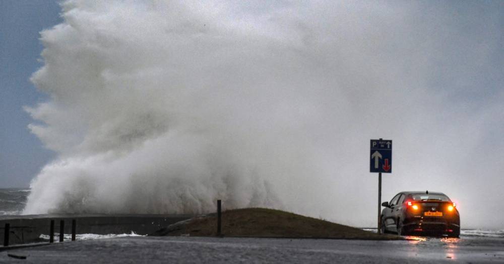 Heavy rain and wind batters Scotland as flood alerts issued - dailyrecord.co.uk - Britain - Scotland