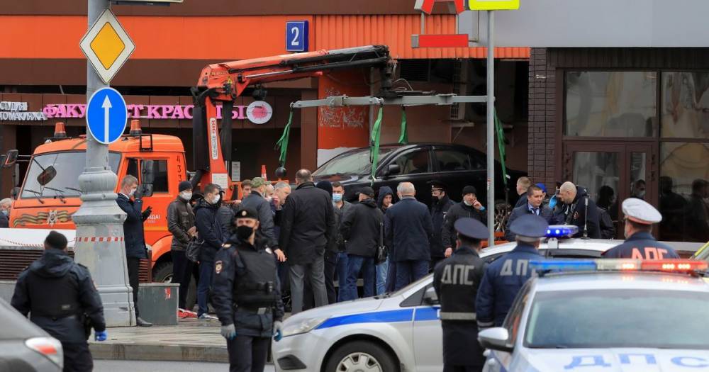 Moscow bank hostage standoff as visitor 'threatens to blow up building' - mirror.co.uk - Russia - city Moscow, Russia