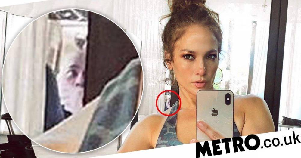 Jennifer Lopez - Jennifer Lopez sets record straight on mysterious floating face in latest gym selfie - metro.co.uk