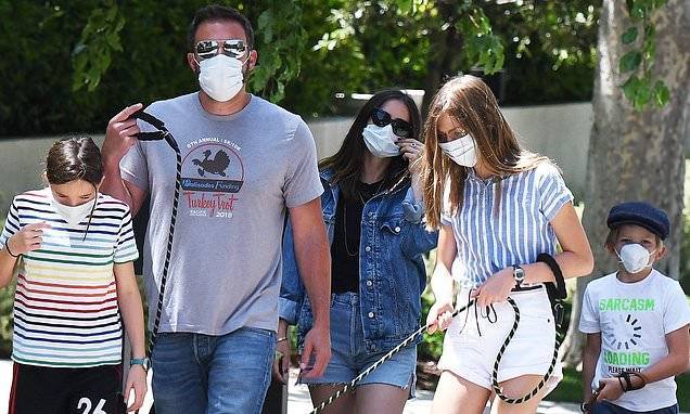 Ana De-Armas - Ben Affleck and Ana de Armas step out for the FIRST TIME with his children in Brentwood - dailymail.co.uk