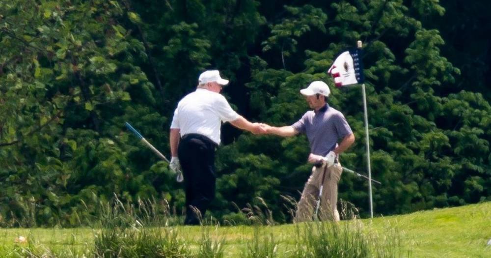 Donald Trump - Deborah Birx - Donald Trump defies official coronavirus advice by shaking hands at golf course - mirror.co.uk - Usa - state Virginia