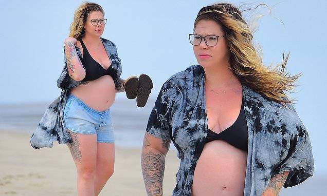 Kailyn Lowry - Kailyn Lowry shows off her growing baby bump while taking a relaxing stroll on the beach - dailymail.co.uk - state Delaware