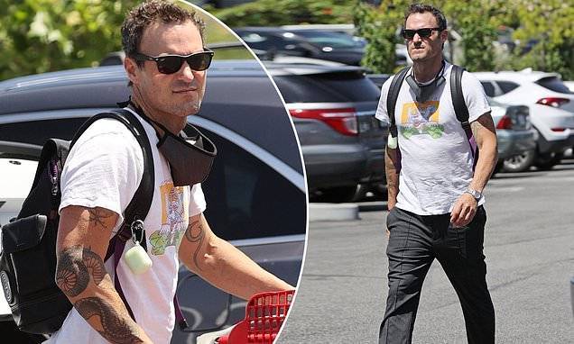 Megan Fox - Brian Austin Green heads out on supply run as he moves on as a single dad amid split from Megan Fox - dailymail.co.uk - Los Angeles - city Los Angeles - Austin, county Green - city Austin, county Green - county Green
