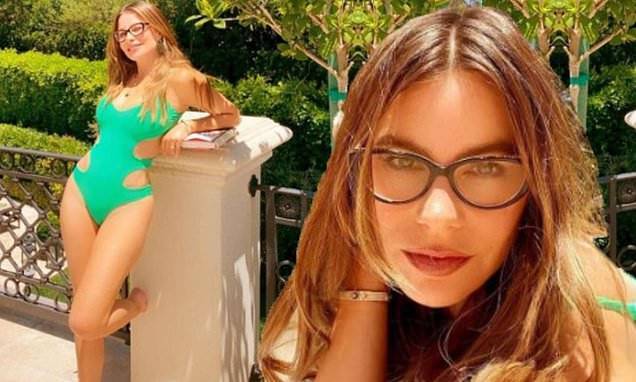 Sofia Vergara - Sofia Vergara flaunts her age-defying figure in a green bathing suit - dailymail.co.uk - Italy - city Beverly - city Beverly Hills