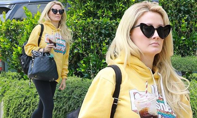 Holly Madison braves the open air sans mask for a weekend errand run with her precious pooch - dailymail.co.uk - Los Angeles